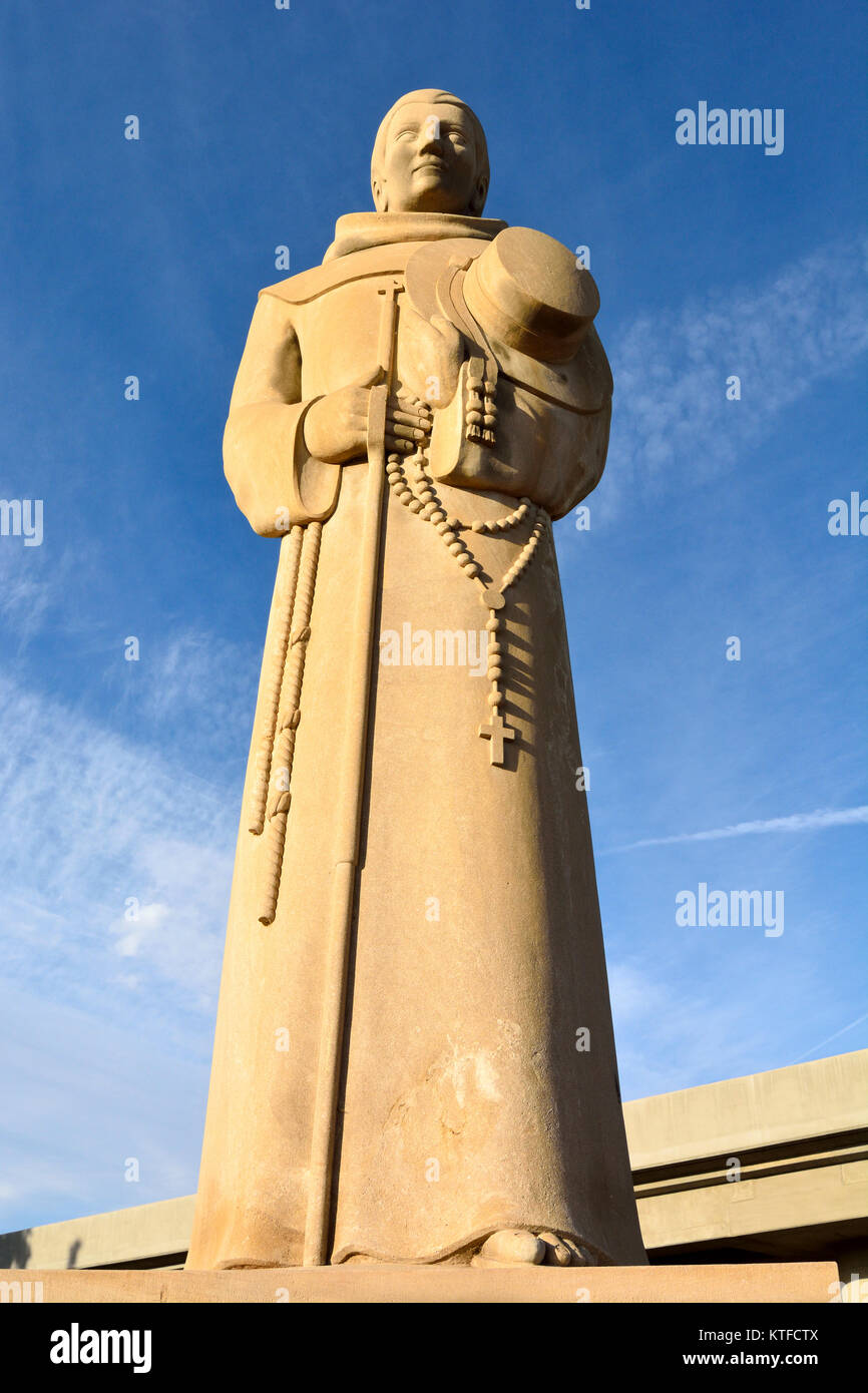 Bakersfield, Californie, États-Unis d'Amérique - le 26 novembre 2017. Grande statue de Père Francisco Garces garde plus Garces Cercle dans Ba Banque D'Images