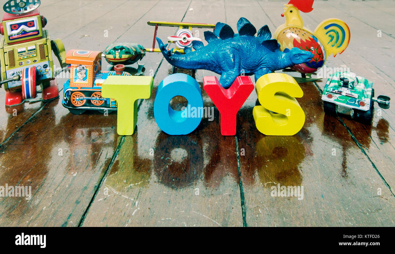 Beaucoup de vieux jouets rétro sur un sol en bois avec te mot TOYS . Banque D'Images