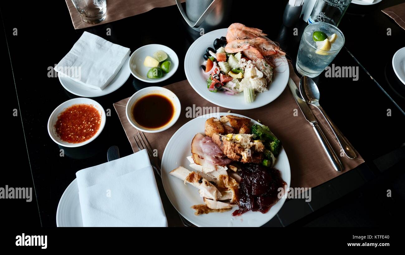 Chaud De luxe l'alimentation assortiment de délices culinaires, une cuisine asiatique et occidentale d'une variété de plats principaux repas buffet Hôtel 5 Étoiles Banque D'Images