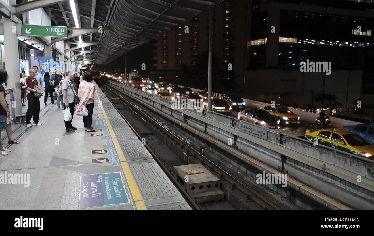 La station de BTS Skytrain Saphan Taksin Thaïlande Bangkok dec 2017 Banque D'Images