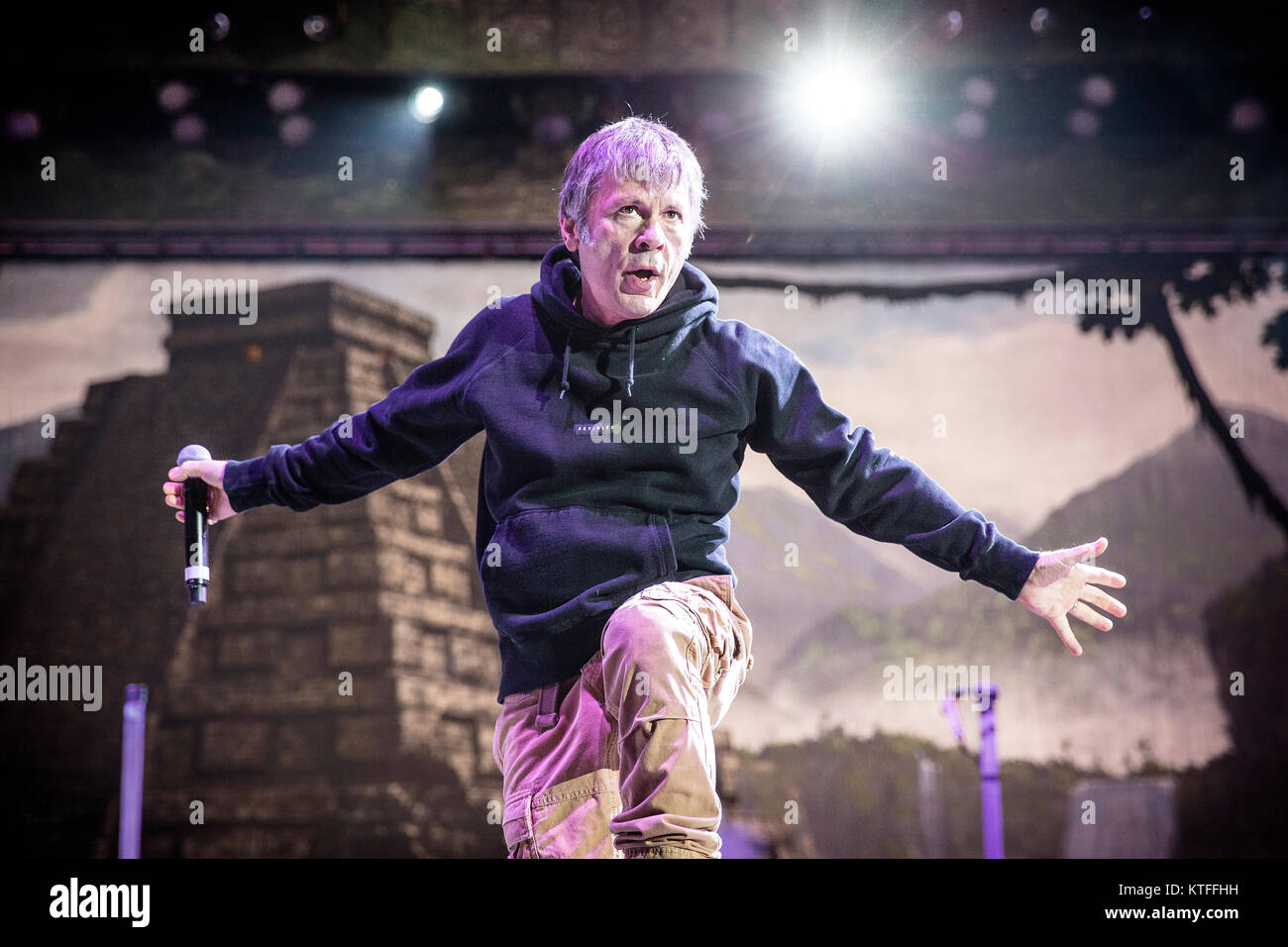 Iron Maiden, le groupe de heavy metal anglais, effectue un concert live à Telenor Arena d'Oslo. Ici le chanteur Bruce Dickinson est vu sur scène. La Norvège, 15/06 2016. Banque D'Images