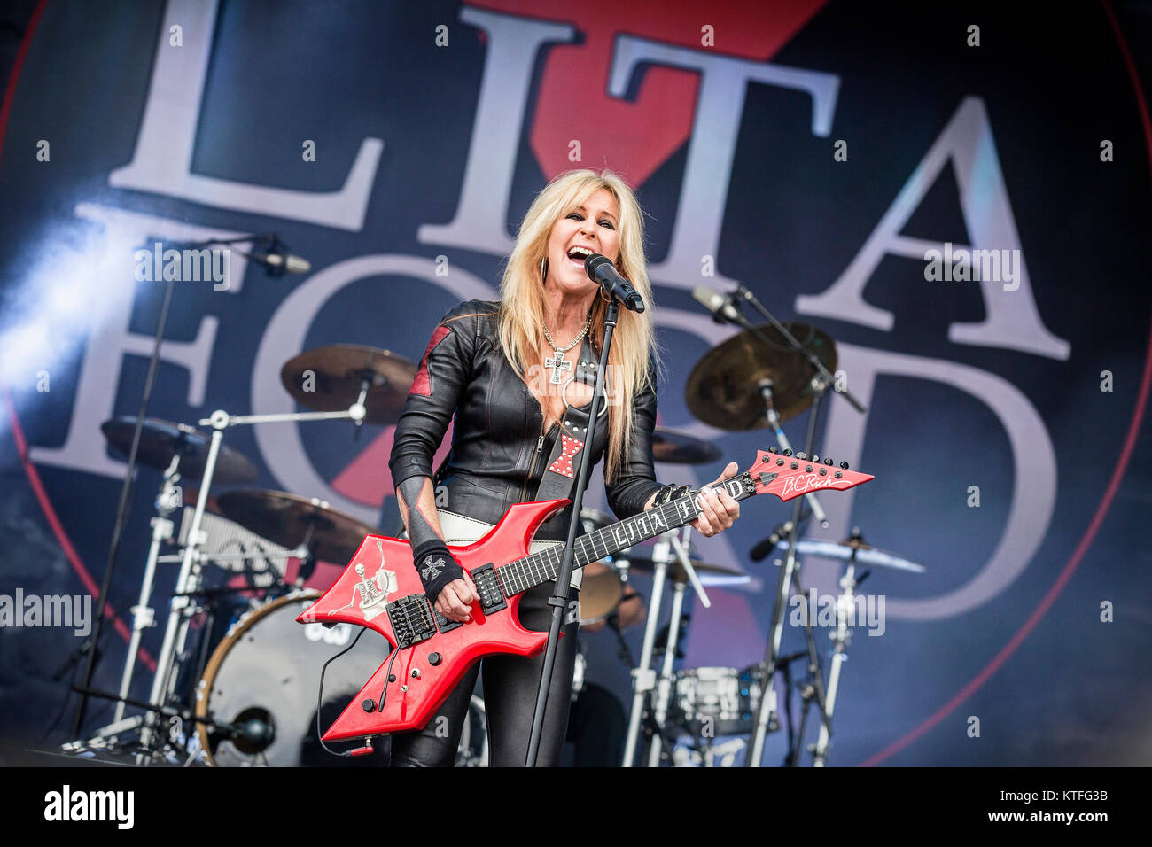 La chanteuse et guitariste américaine Lita Ford effectue un concert live au  festival de musique suédois Sweden Rock Festival 2016. La Suède, 10/06 2016  Photo Stock - Alamy