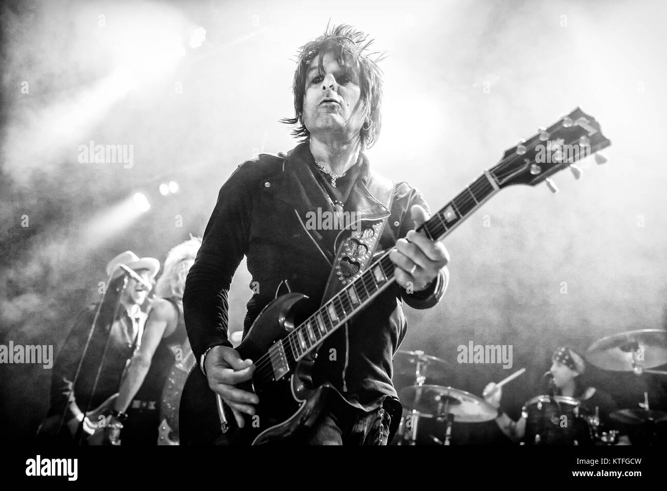 Le guitariste américain Steve Conte effectue vivre avec le musicien de rock finlandais et le glam rock singer Michael Monroe à Gjerdrum Kulturhus. La Norvège, 22/10 2016. Banque D'Images