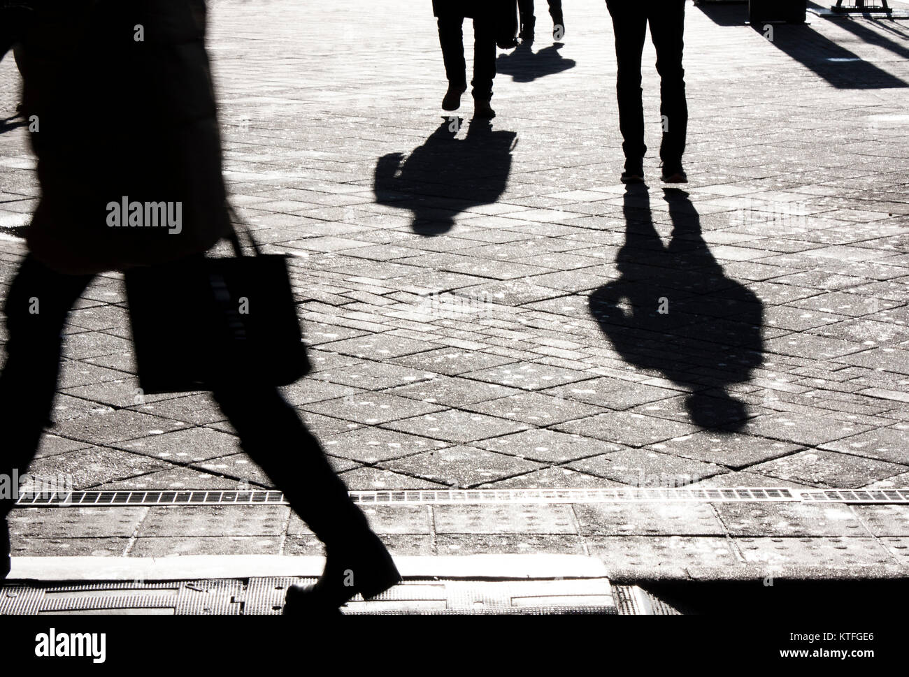 Ombres et silhouettes de personnes dans les rues de la ville en noir et blanc Banque D'Images