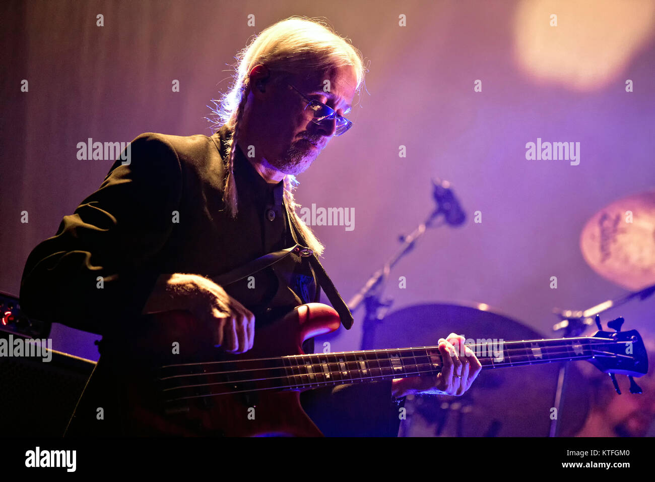 Le bassiste anglais Nick Beggs effectue vivre avec le guitariste anglais Steven Wilson de la Rockefeller à Oslo. La Norvège, 29/04 2012. Banque D'Images