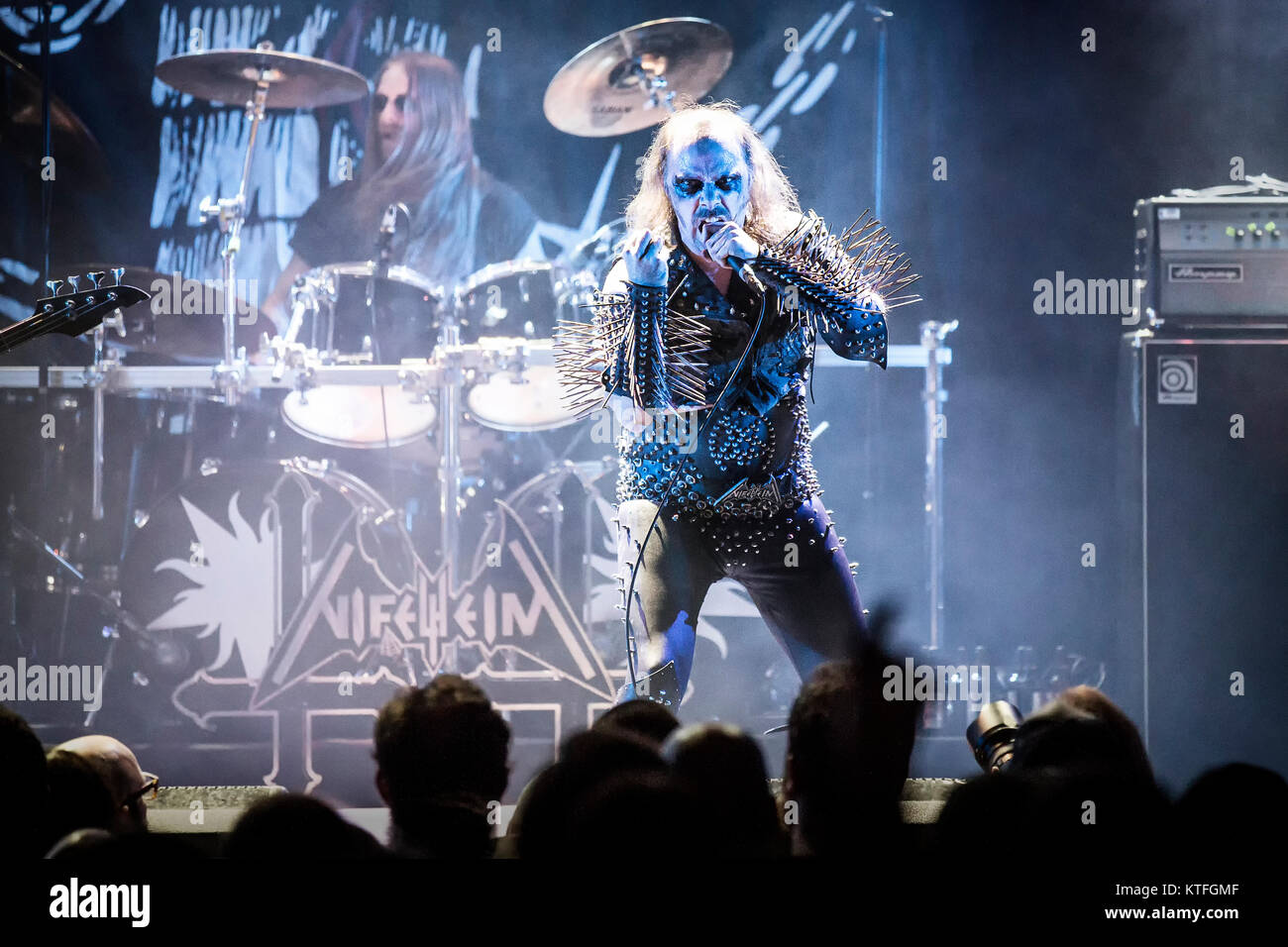 Le black metal suédois Nifelheim effectue un concert live de la Rockefeller dans le cadre du festival Inferno Metal Festival 2016 à Oslo. Ici le chanteur Hellbutcher est vu sur scène. La Norvège, 26/03 2016. Banque D'Images