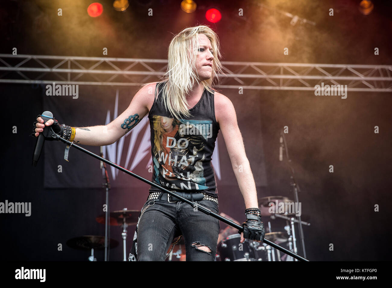 Le groupe de rock norvégien NiteRain effectue un concert live au Sweden Rock Festival 2016. Ici le chanteur Sebastian Tvedtnaes est vu sur scène. La Suède, 11/06 2016. Banque D'Images
