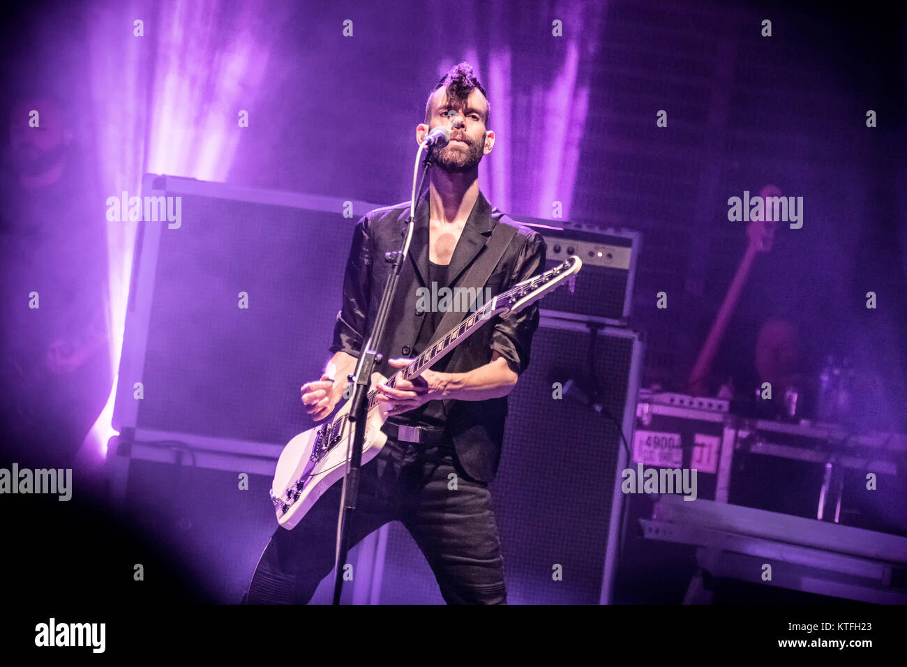 Le groupe de rock anglais Placebo effectue un concert live à Sentrum Scene à Oslo. Guitariste Stefan Olsdal ici est vu sur scène. La Norvège, 16/10 2016. Banque D'Images