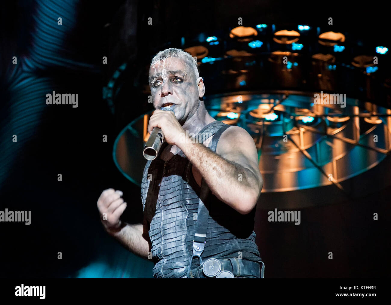 Rammstein, le groupe de metal industriel allemand, effectue un concert live at Vallhall Arena à Oslo. Ici la bande caractéristique du chanteur jusqu'à Lindemann est vu sur scène. La Norvège, 19/02 2012. Banque D'Images