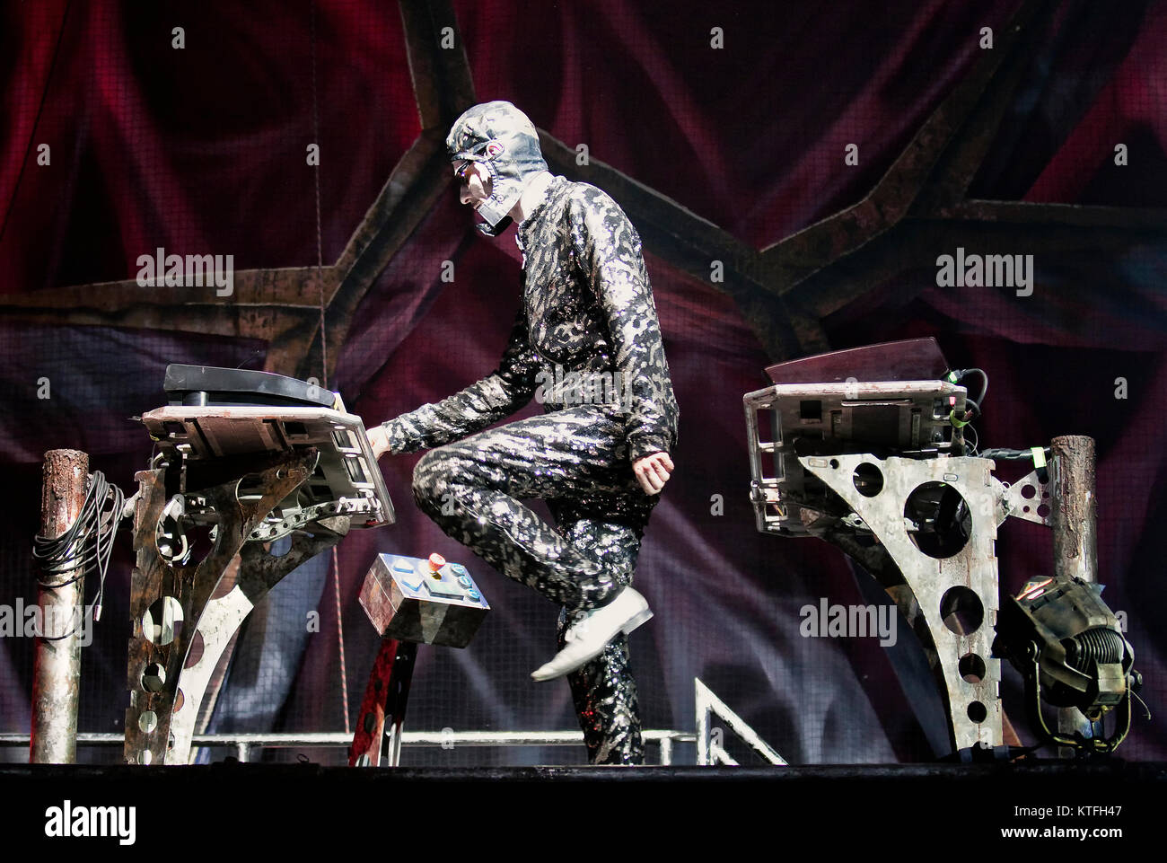 Rammstein, le groupe de metal industriel allemand, effectue un concert live  at Vallhall Arena à Oslo. Ici Christian 'Flake' musicien Lorenz sur clavier  est vu sur scène. La Norvège, 19/02 2012 Photo