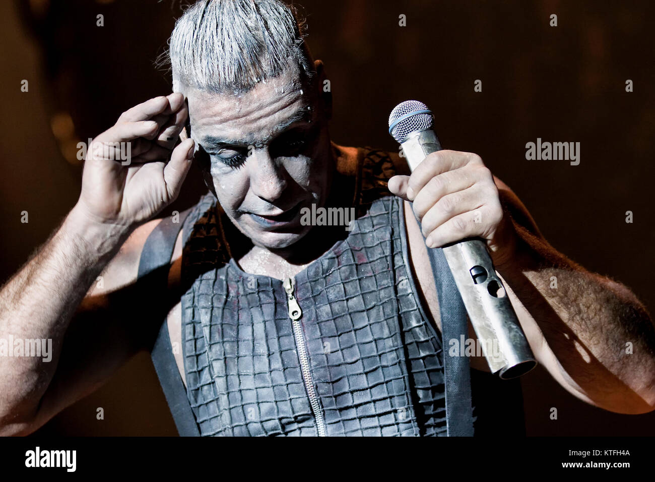 Rammstein, le groupe de metal industriel allemand, effectue un concert live at Vallhall Arena à Oslo. Ici la bande caractéristique du chanteur jusqu'à Lindemann est vu sur scène. La Norvège, 19/02 2012. Banque D'Images