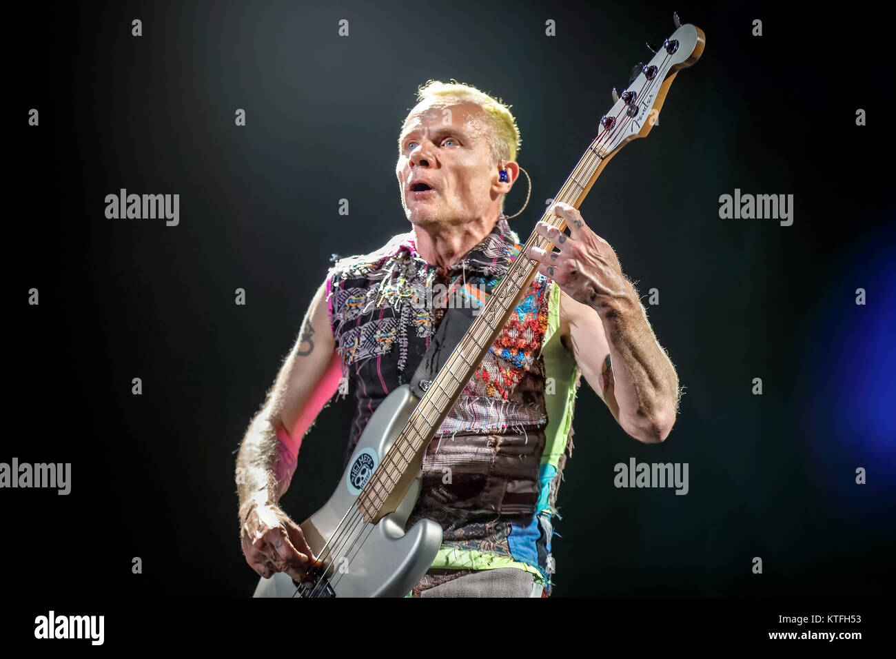 Le groupe de rock américain Red Hot Chili Peppers effectue un concert live au stade Orange à Telenor Arena d'Oslo. Ici le bassiste Flea est vu sur scène. La Norvège, 08/09 2016. Banque D'Images