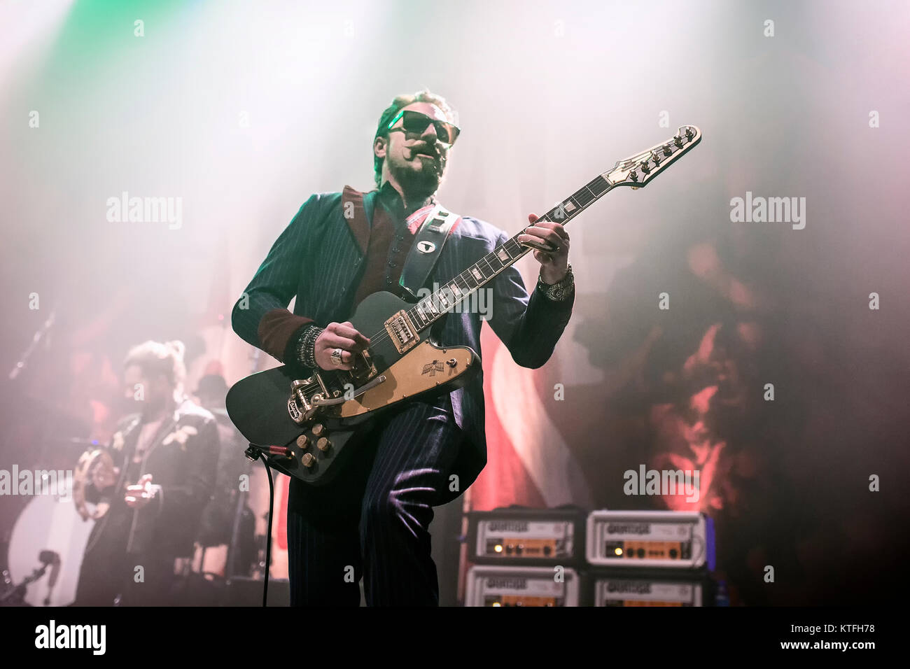Le groupe de rock américain rival Sons effectue un concert live à Sentrum Scene à Oslo. Ici le guitariste Scott Holiday est vu sur scène. La Norvège, 28/02 2017. Banque D'Images