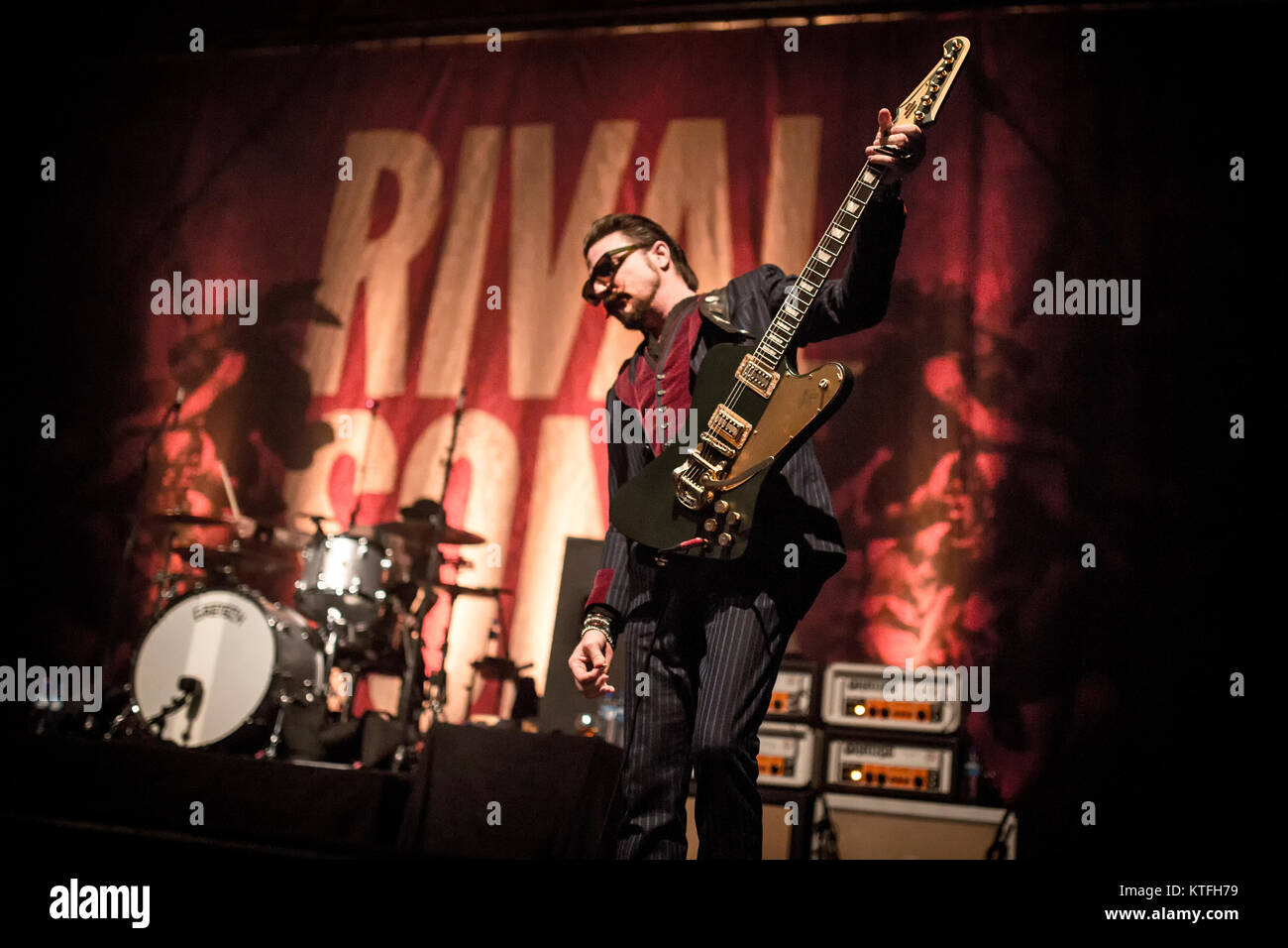 Le groupe de rock américain rival Sons effectue un concert live à Sentrum Scene à Oslo. Ici le guitariste Scott Holiday est vu sur scène. La Norvège, 28/02 2017. Banque D'Images