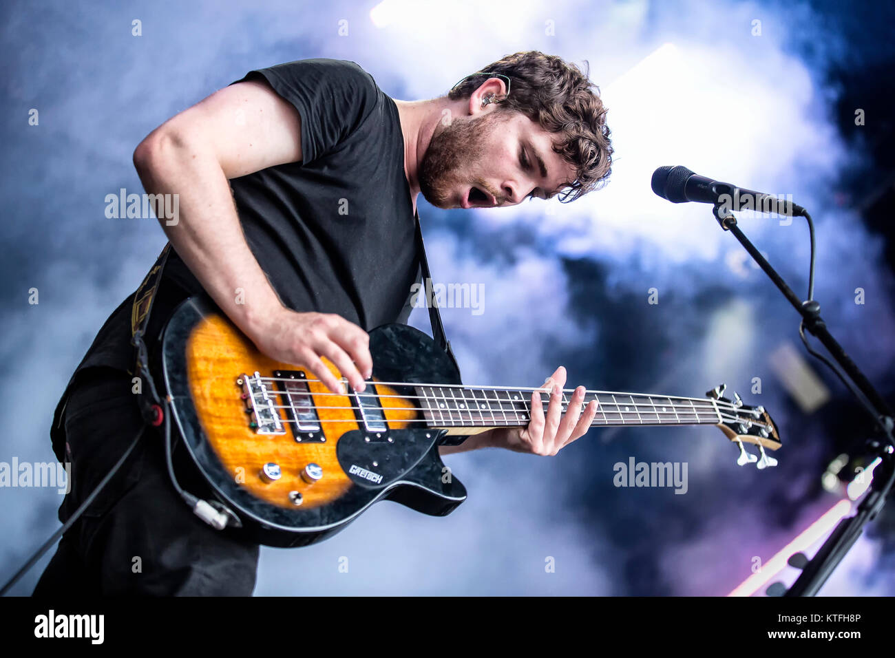 Le duo de rock britannique Sang Royal effectue un concert live au festival de musique norvégienne Øyafestivalen 2014. Le duo est composé du chanteur et bassiste Mike Kerr (photo) et le batteur Ben Thatcher. La Norvège, 09/08 2014. Banque D'Images