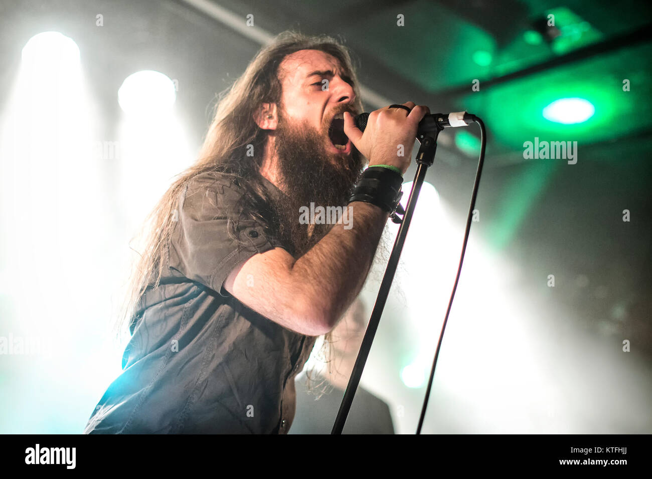 Le groupe de doom metal italien Rives de Null effectue un concert live à John Dee dans le cadre du festival Inferno Metal Festival 2016 à Oslo. Ici le chanteur Davide Straccione est vu sur scène. La Norvège, 24/03 2016. Banque D'Images