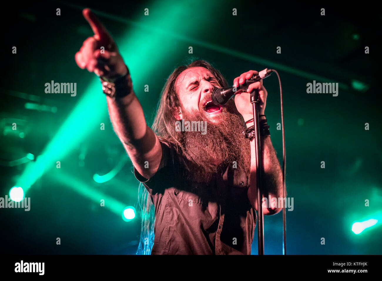 Le groupe de doom metal italien Rives de Null effectue un concert live à John Dee dans le cadre du festival Inferno Metal Festival 2016 à Oslo. Ici le chanteur Davide Straccione est vu sur scène. La Norvège, 24/03 2016. Banque D'Images