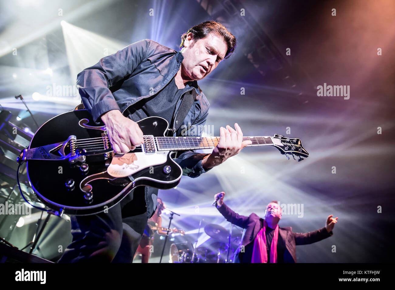Le groupe de rock écossais Simple Minds effectue un concert live à Sentrum Scene à Oslo. Musicien Charlie Burchill ici à la guitare est vu sur scène. La Norvège, 18/03 2015. Banque D'Images