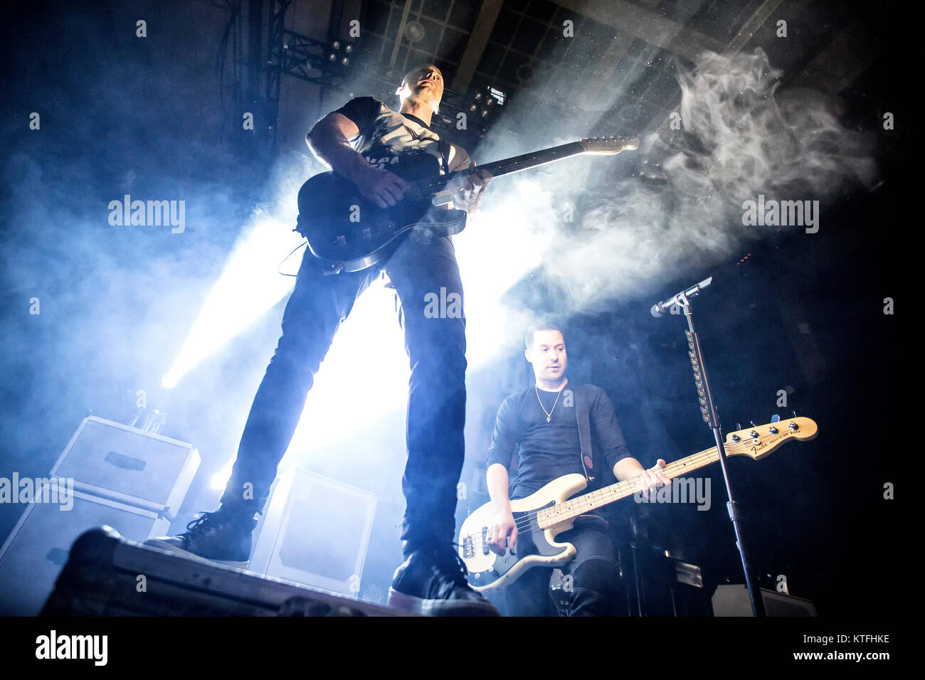 Le groupe de rock canadien-français effectue un simple plan concert live de la Rockefeller à Oslo. Ici le guitariste Jeff Stinco est vu sur scène avec le bassiste David Desrosiers. La Norvège, 24/05 2016. Banque D'Images