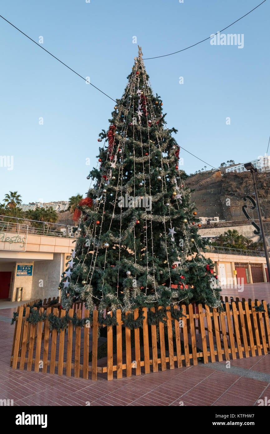 Arbre de Noël debout à Playa de Amadores Beach sur l'île de Gran Canaria en Espagne. Banque D'Images