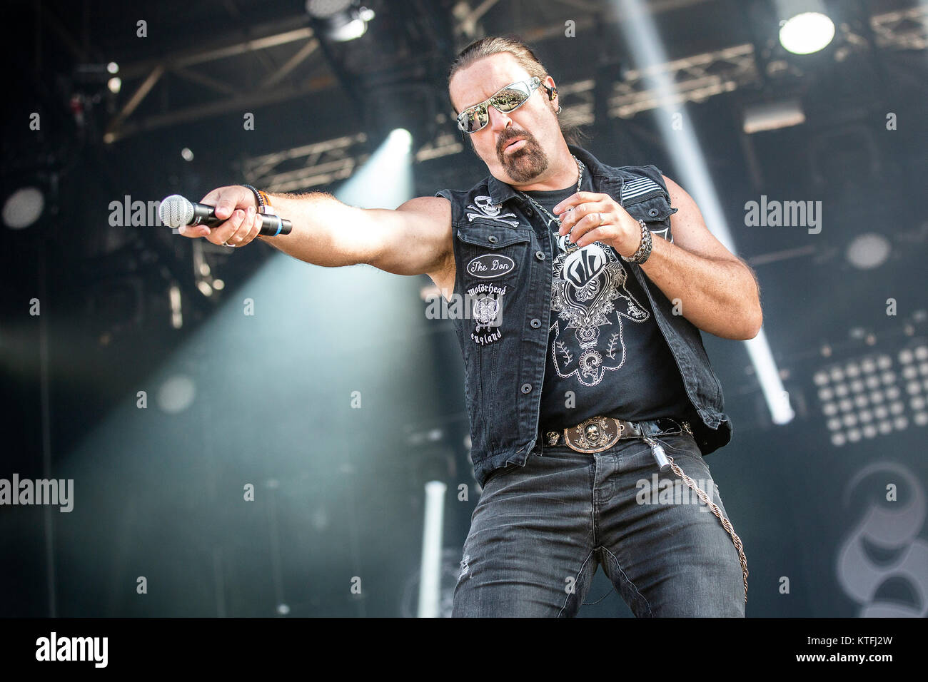 Le groupe de metal progressif américain Symphony X effectue un concert live au Sweden Rock Festival 2016. Ici le chanteur Russell Allen est vu sur scène. La Suède, 11/06 2016. Banque D'Images