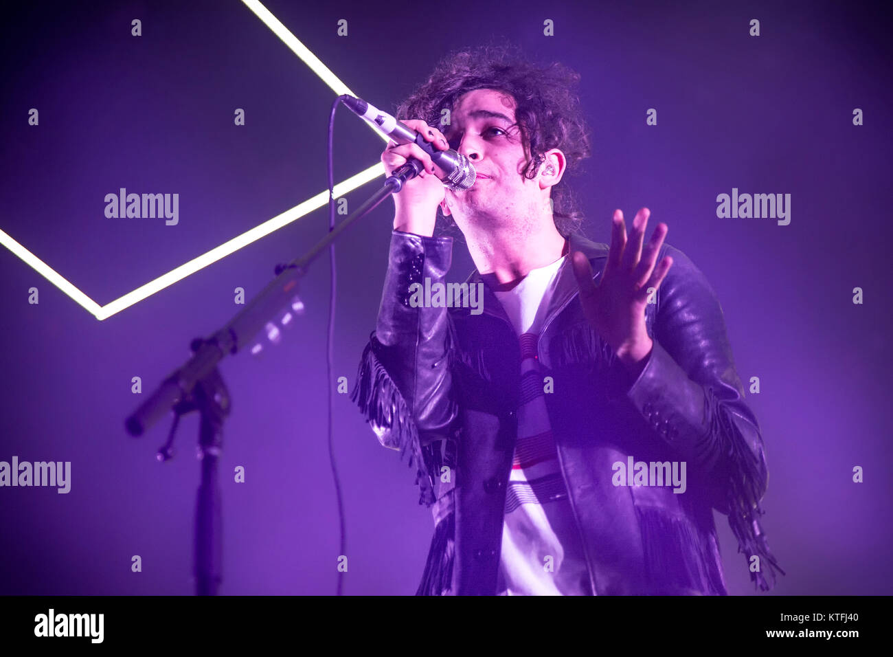 Le groupe de rock indépendant Anglais Le 1975 effectue un concert live à Oslo Spektrum. Ici le chanteur Matthew Healy est vu sur scène. La Norvège, 05/04 2016. Banque D'Images