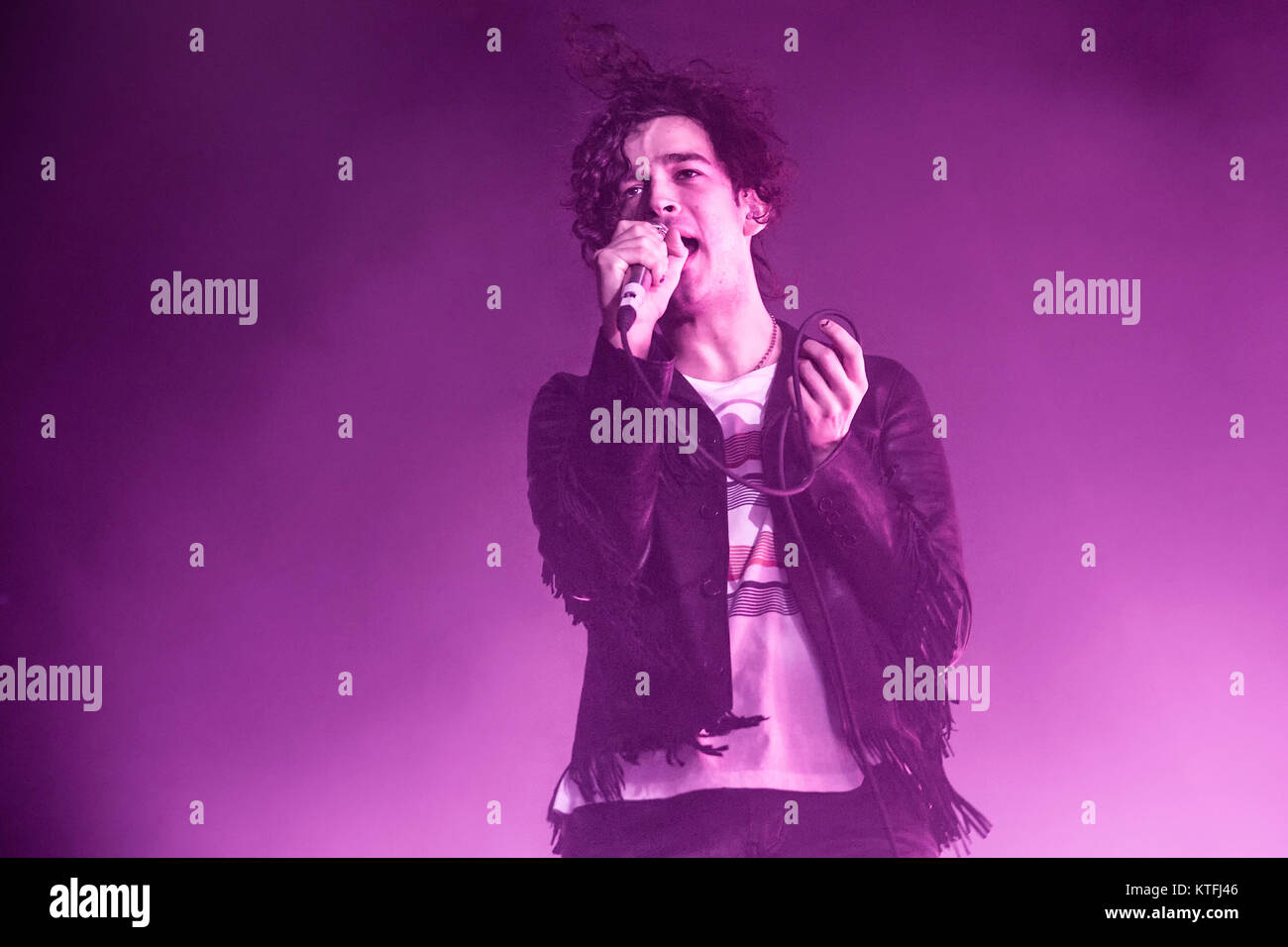 Le groupe de rock indépendant Anglais Le 1975 effectue un concert live à Oslo Spektrum. Ici le chanteur Matthew Healy est vu sur scène. La Norvège, 05/04 2016. Banque D'Images