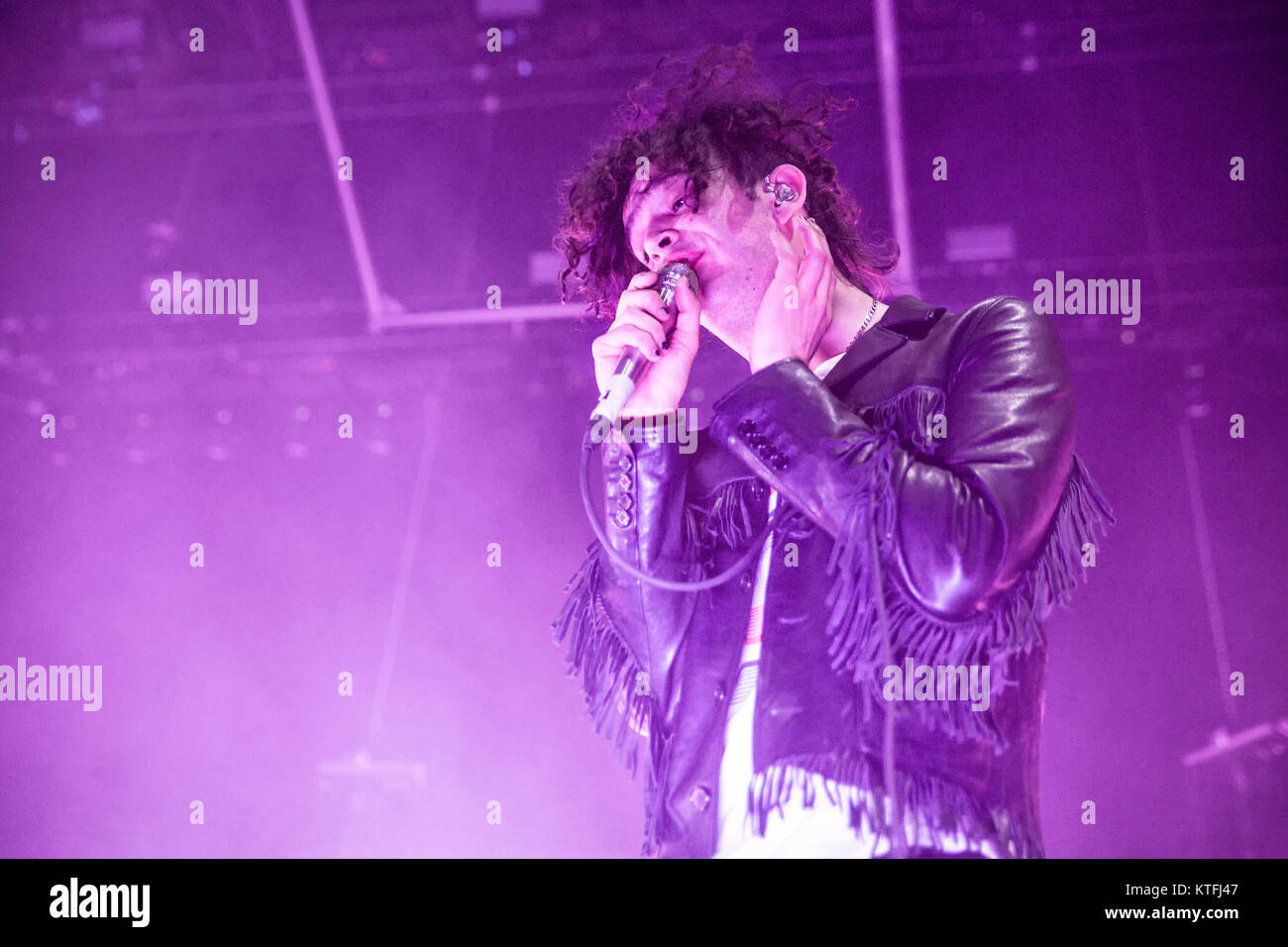 Le groupe de rock indépendant Anglais Le 1975 effectue un concert live à Oslo Spektrum. Ici le chanteur Matthew Healy est vu sur scène. La Norvège, 05/04 2016. Banque D'Images