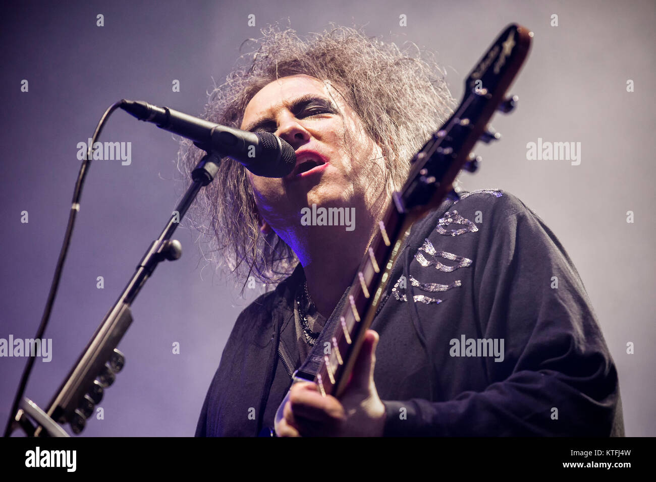 Le groupe de rock anglais The Cure effectue un concert live à Oslo Spektrum. Ici chanteur, auteur-compositeur et musicien Robert Smith est vu sur scène. La Norvège, 11/10 2016. Banque D'Images