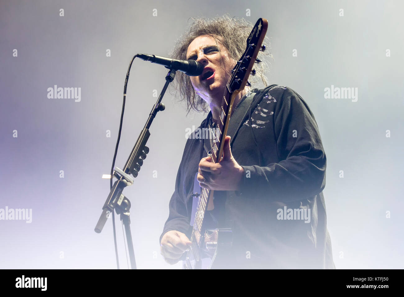 Le groupe de rock anglais The Cure effectue un concert live à Oslo Spektrum. Ici chanteur, auteur-compositeur et musicien Robert Smith est vu sur scène. La Norvège, 11/10 2016. Banque D'Images