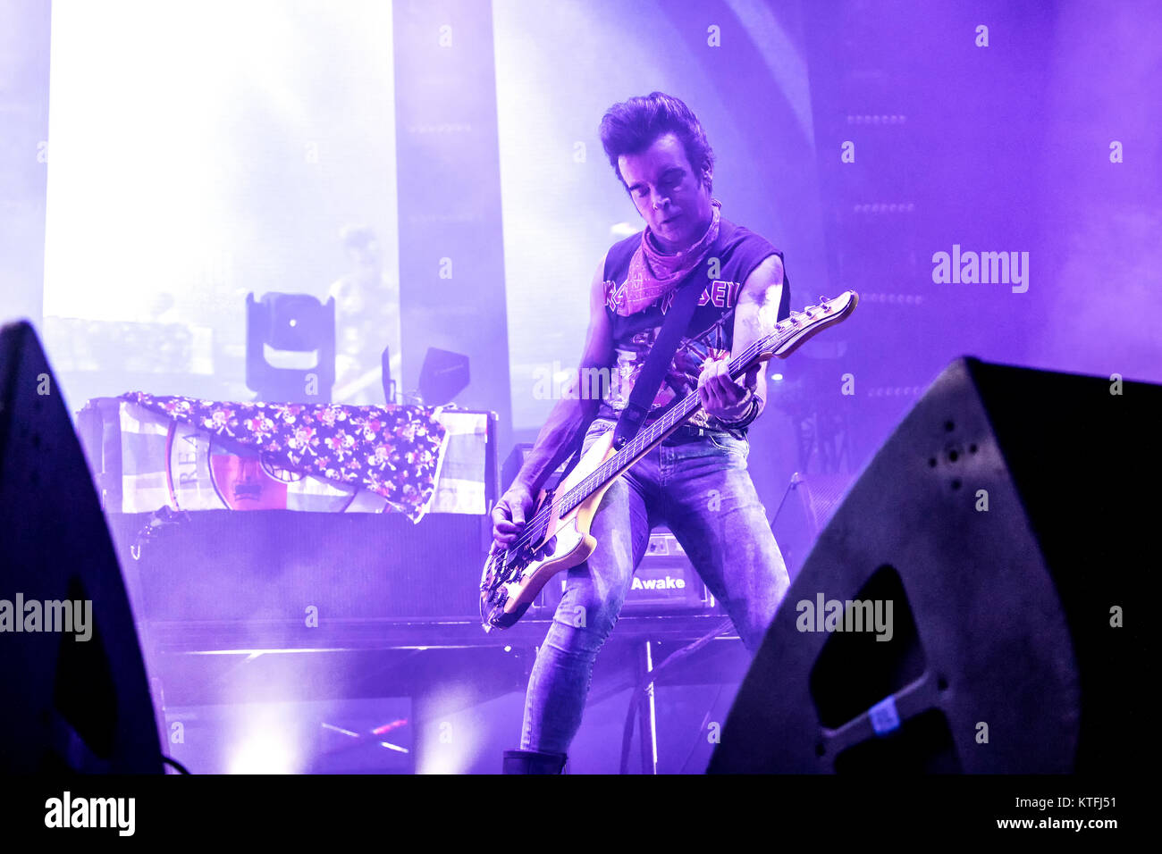 Le groupe de rock anglais The Cure effectue un concert live à Oslo Spektrum. Ici bassiste Simon Gallup est vu sur scène. La Norvège, 11/10 2016. Banque D'Images