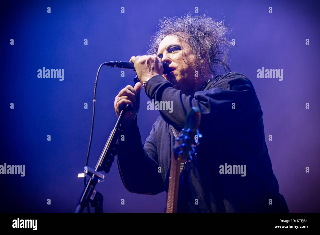 Le groupe de rock anglais The Cure effectue un concert live à Oslo Spektrum. Ici chanteur, auteur-compositeur et musicien Robert Smith est vu sur scène. La Norvège, 11/10 2016. Banque D'Images