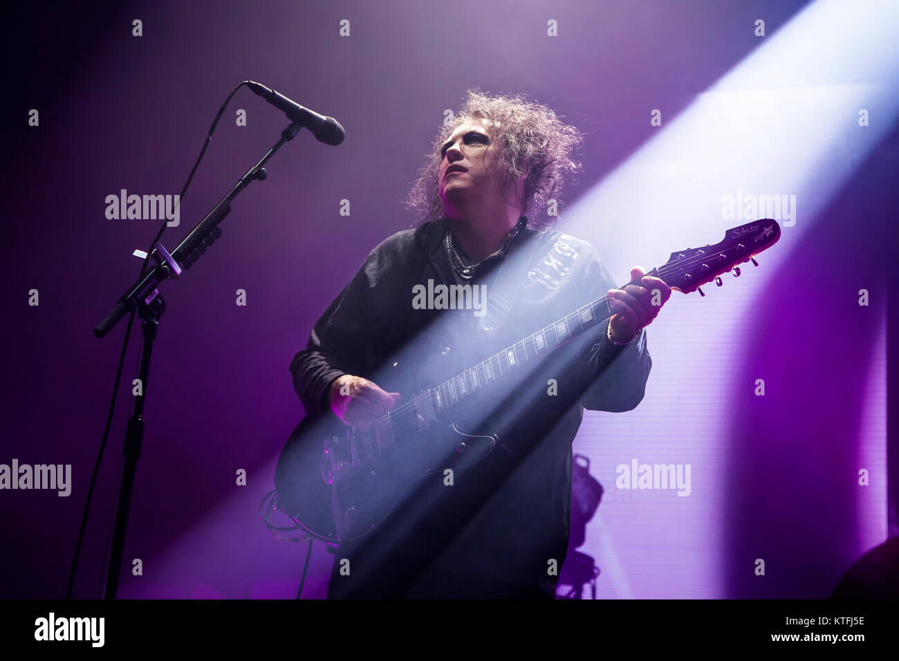 Le groupe de rock anglais The Cure effectue un concert live à Oslo Spektrum. Ici chanteur, auteur-compositeur et musicien Robert Smith est vu sur scène. La Norvège, 11/10 2016. Banque D'Images