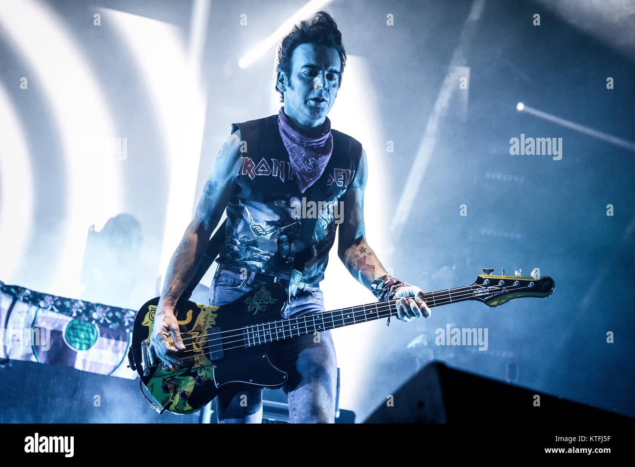 Le groupe de rock anglais The Cure effectue un concert live à Oslo Spektrum. Ici bassiste Simon Gallup est vu sur scène. La Norvège, 11/10 2016. Banque D'Images