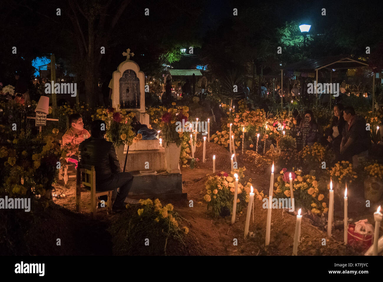 Oaxaca, Mexique. 31 octobre, 2017. Les gens célèbrent Jours des morts dans un cimetière à Oaxaca, au Mexique. Jours des Morts (Dias de los Muertos) est un jour de célébration des morts mexicaine, une combinaison unique de commémoration et de carnaval avec les festivités comme la danse, la musique, et des défilés. Les gens passent du temps dans les sépultures de leurs proches pour honorer les morts. Credit : Zack Baddorf/ZUMA/ZUMAPRESS.com/Alamy fil Live News Banque D'Images