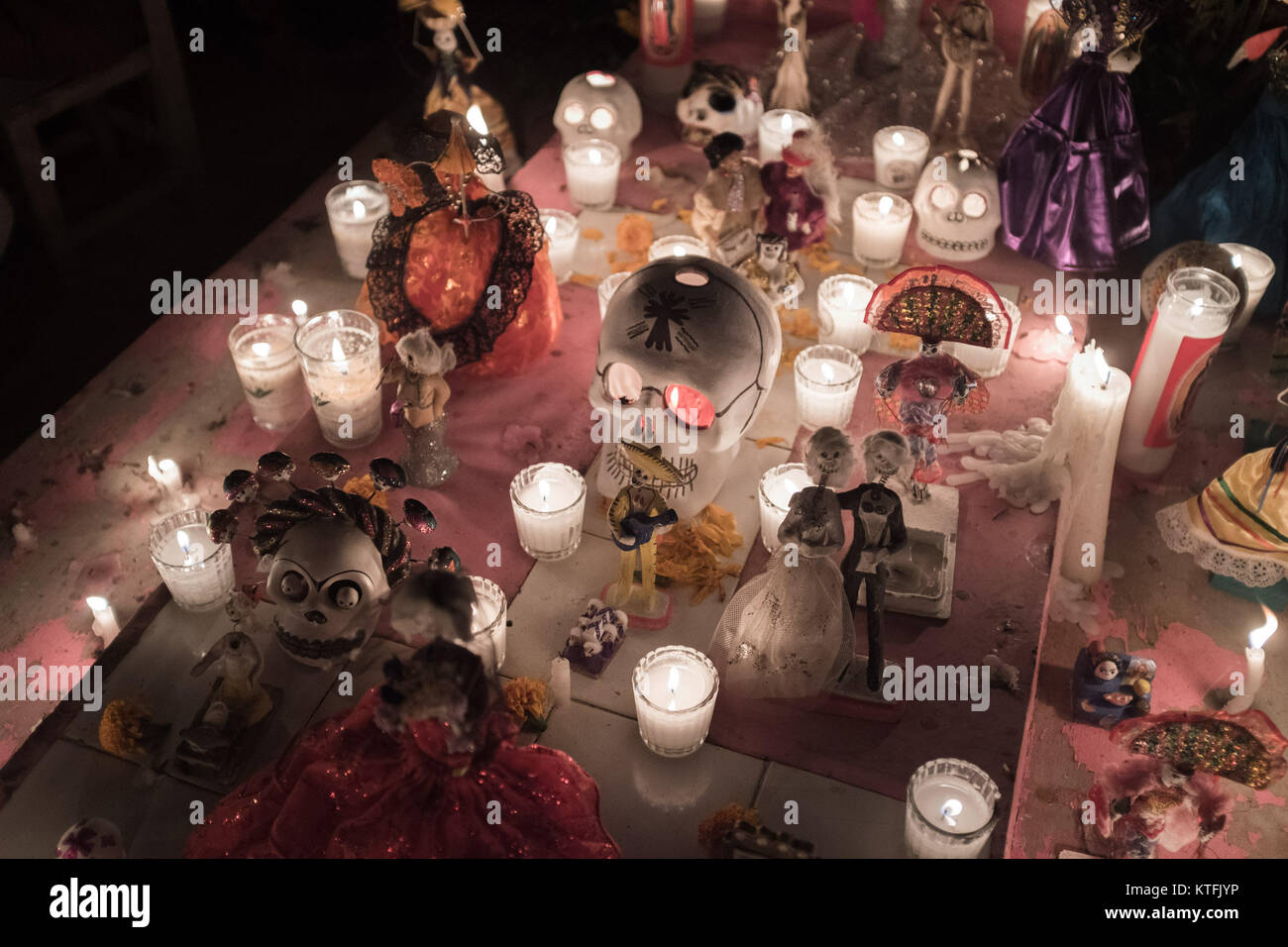 Oaxaca, Mexique. 31 octobre, 2017. Les gens célèbrent Jours des morts dans un cimetière à Oaxaca, au Mexique. Jours des Morts (Dias de los Muertos) est un jour de célébration des morts mexicaine, une combinaison unique de commémoration et de carnaval avec les festivités comme la danse, la musique, et des défilés. Les gens passent du temps dans les sépultures de leurs proches pour honorer les morts. Credit : Zack Baddorf/ZUMA/ZUMAPRESS.com/Alamy fil Live News Banque D'Images