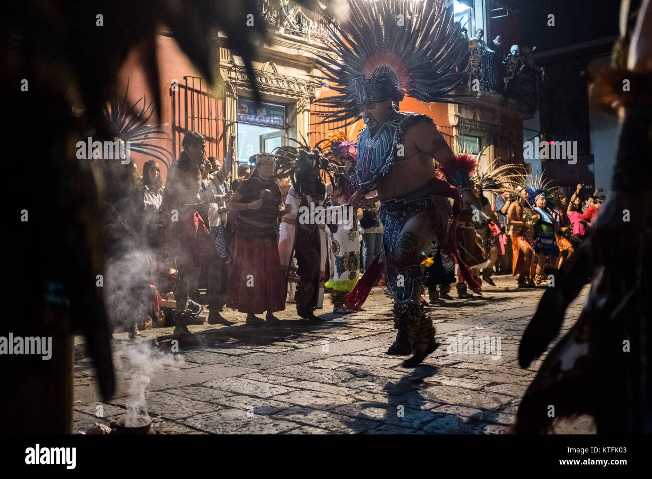 Oaxaca, Mexique. 30Th Oct, 2017. Les gens célèbrent Jours des Morts lors d'un spectacle à Oaxaca. Jours des Morts (Dias de los Muertos) est un jour de célébration des morts mexicaine, une combinaison unique de commémoration et de carnaval avec les festivités comme la danse, la musique, et des défilés. Les gens passent du temps dans les sépultures de leurs proches pour honorer les morts. Credit : Zack Baddorf/ZUMA/ZUMAPRESS.com/Alamy fil Live News Banque D'Images