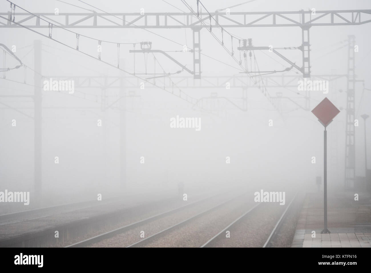 S'Agaró, Espagne. 24 Décembre, 2017. Un épais brouillard couvrir la ligne de chemin de fer - Gijon Oviedo au Lugo de Llanera gare le 24 décembre 2017 dans les Asturies, en Espagne. ©david Gato/Alamy Live News Banque D'Images