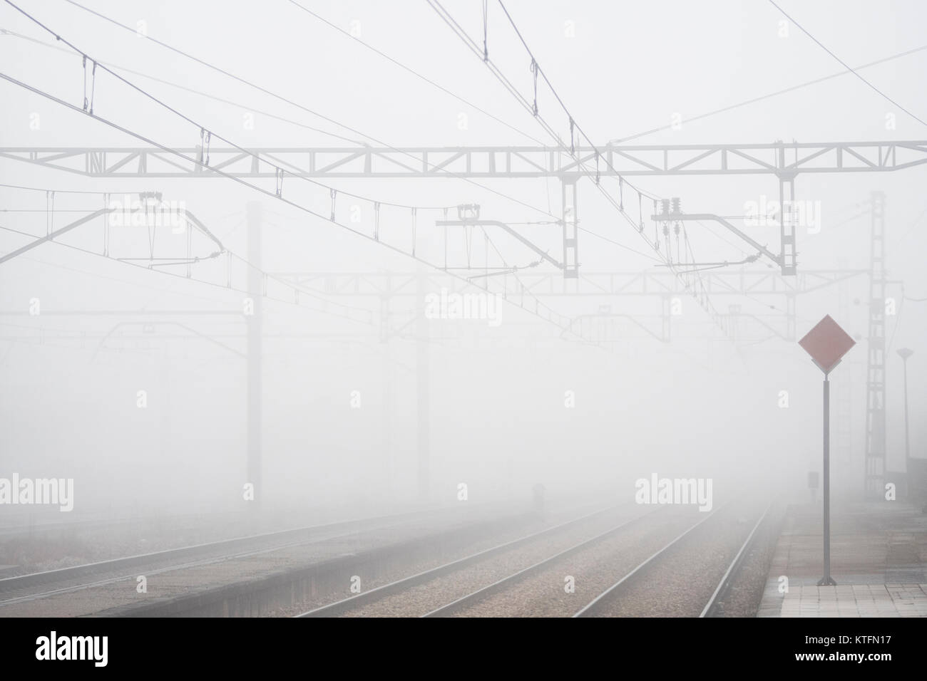 S'Agaró, Espagne. 24 Décembre, 2017. Un épais brouillard couvrir la ligne de chemin de fer - Gijon Oviedo au Lugo de Llanera gare le 24 décembre 2017 dans les Asturies, en Espagne. ©david Gato/Alamy Live News Banque D'Images