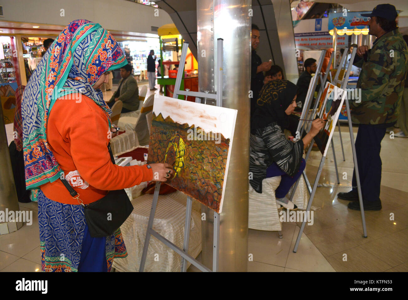 QUETTA, PAKISTAN. Déc-24 2017 : artiste de différentes académies et centerrs l'art dessin peinture Beaux-arts au cours de la sécheresse de la concurrence de l'Agriculture résiliente à modélisation millénaire mall à Quetta au Pakistan. Organisé par le Secours Islamique Banque D'Images