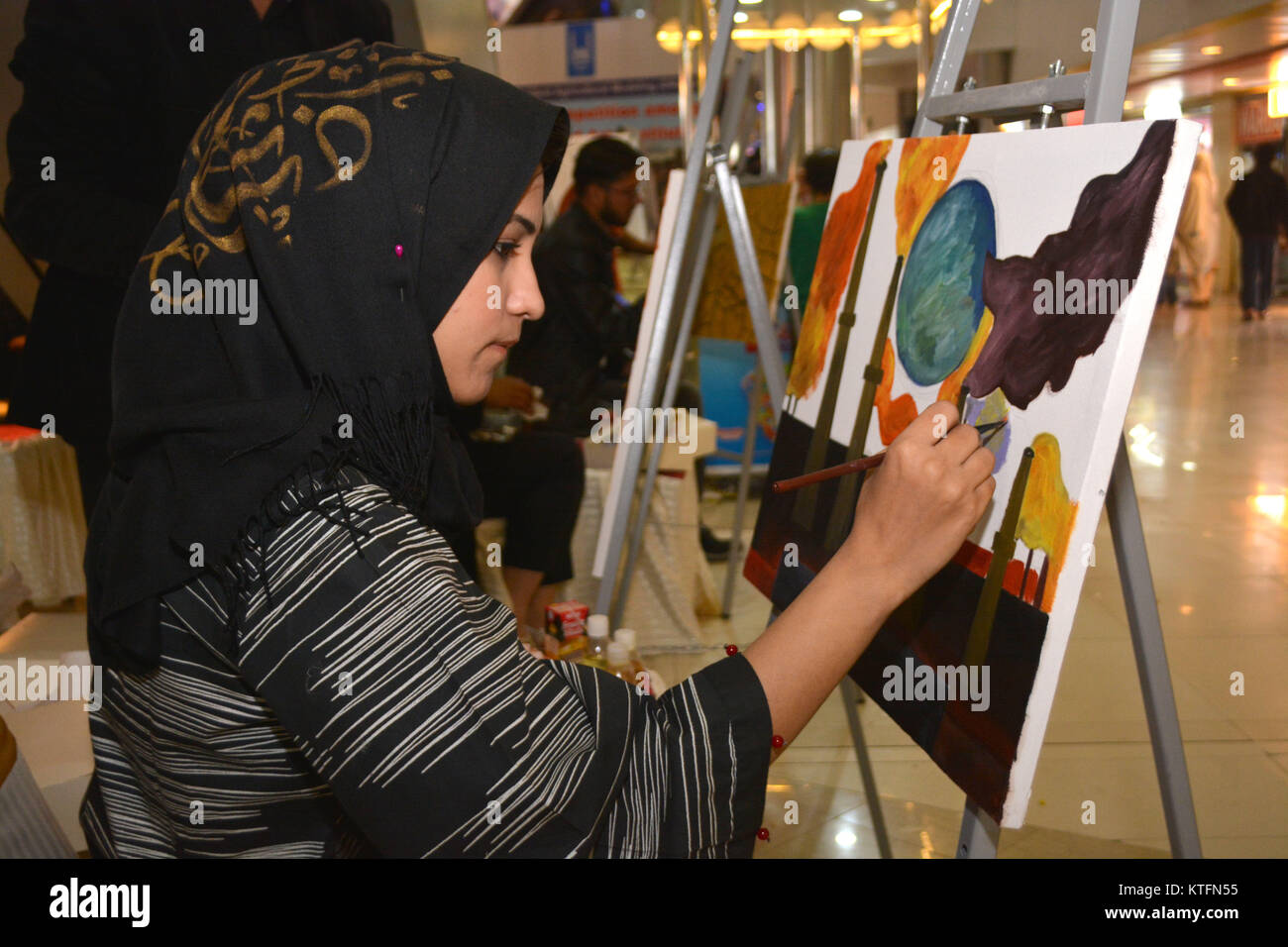 QUETTA, PAKISTAN. Déc-24 2017 : artiste de différentes académies et centerrs l'art dessin peinture Beaux-arts au cours de la sécheresse de la concurrence de l'Agriculture résiliente à modélisation millénaire mall à Quetta au Pakistan. Organisé par le Secours Islamique Banque D'Images