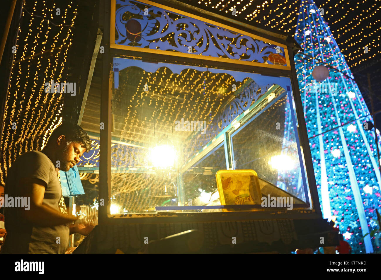 Colombo, Sri Lanka. Le 24 décembre, 2017. Un vendeur vend des spécialités de l'alimentation de rue à Noël Décoration salon , Colombo, Sri Lanka.Décembre 24,2017 : Crédit Vimukthi Embuldeniya/Alamy Live News Banque D'Images