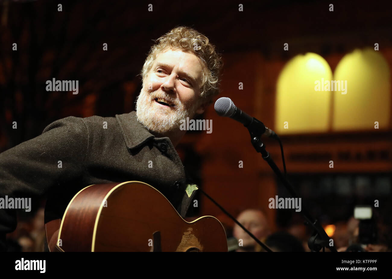 Dublin, Irlande. 24 décembre 2017. Gagnant d'un Oscar, le chanteur / compositeur Glen Hansard mène la session de la rue la veille de Noël dans le centre-ville de Dublin à l'aide de la Communauté Simon Dublin sans-abri de la charité. Crédit photo : Laura Hutton/Alamy Live News. Banque D'Images