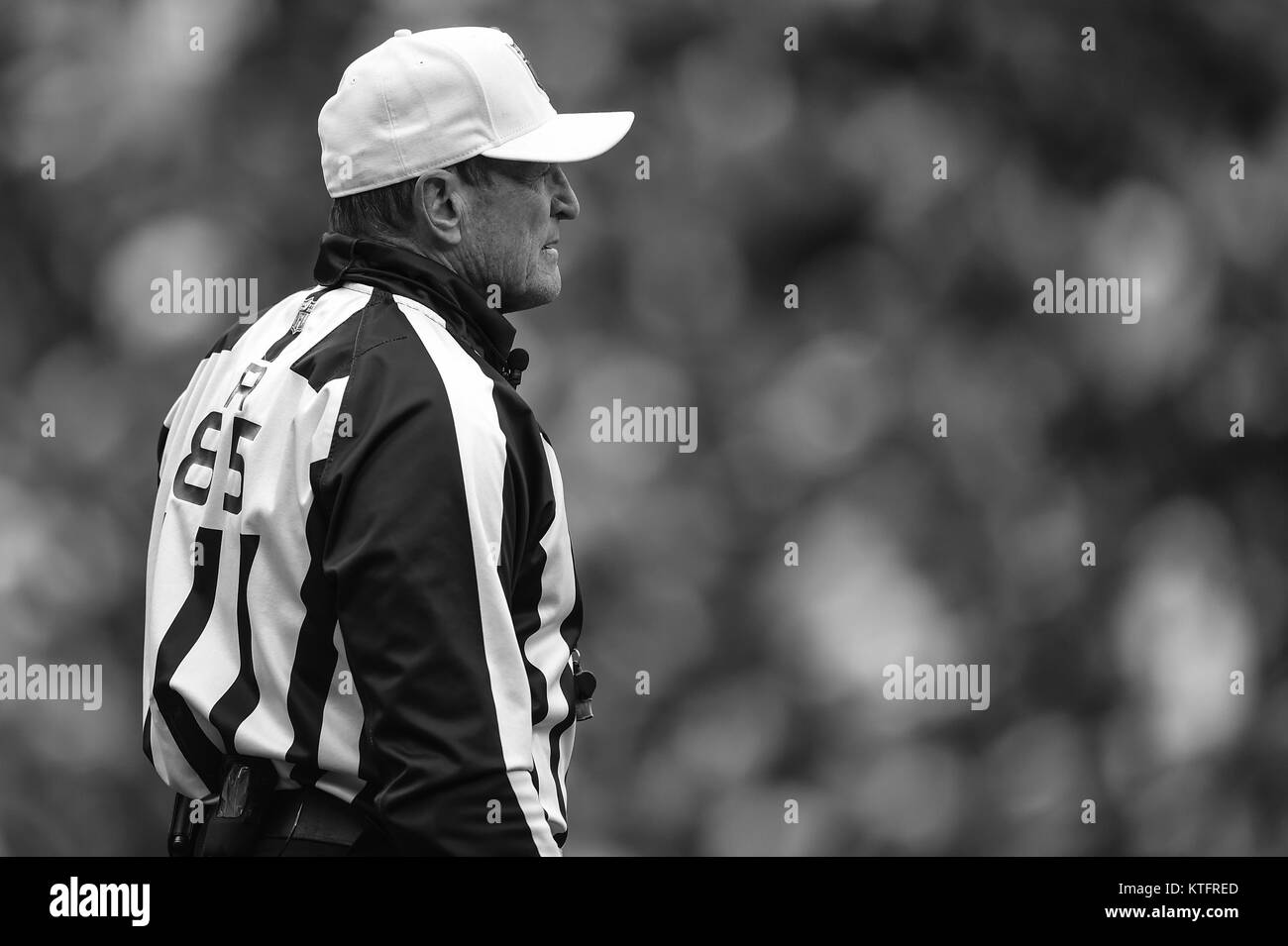 Landover, MD, USA. Le 24 décembre, 2017. Arbitre Ed Hochuli (85) se trouve sur le terrain au cours de la fin de saison du duel entre l'accueil et Denver Broncos les Redskins de Washington à FedEx Field à Landover, MD. Credit : csm/Alamy Live News Banque D'Images