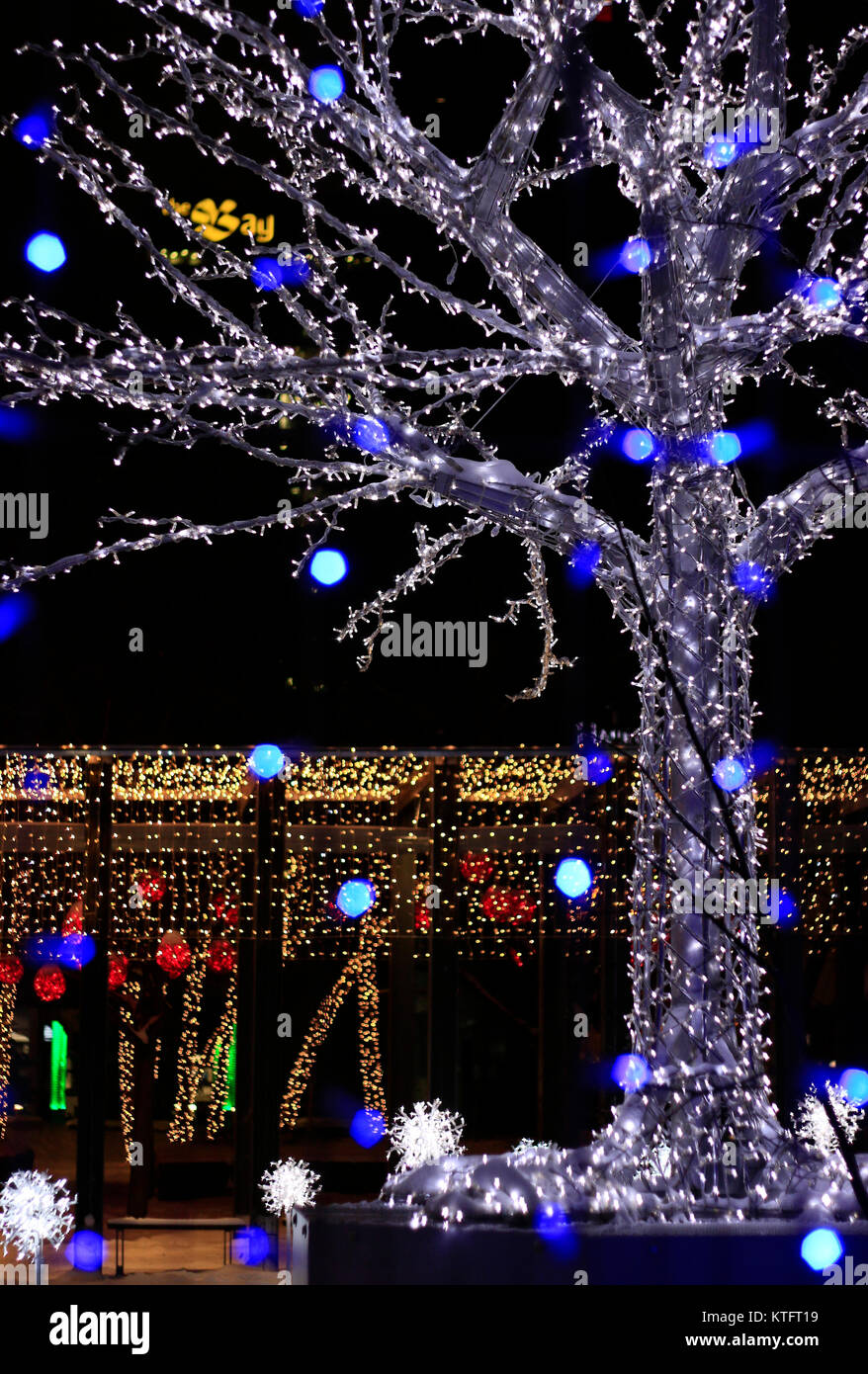 Yorkville, Toronto, Canada. Dec 25, 2017. Les lumières de Noël à Yorkville Village la veille de Noël, le 24 décembre 2017. Credit : CharlineXia/Alamy Live News Banque D'Images