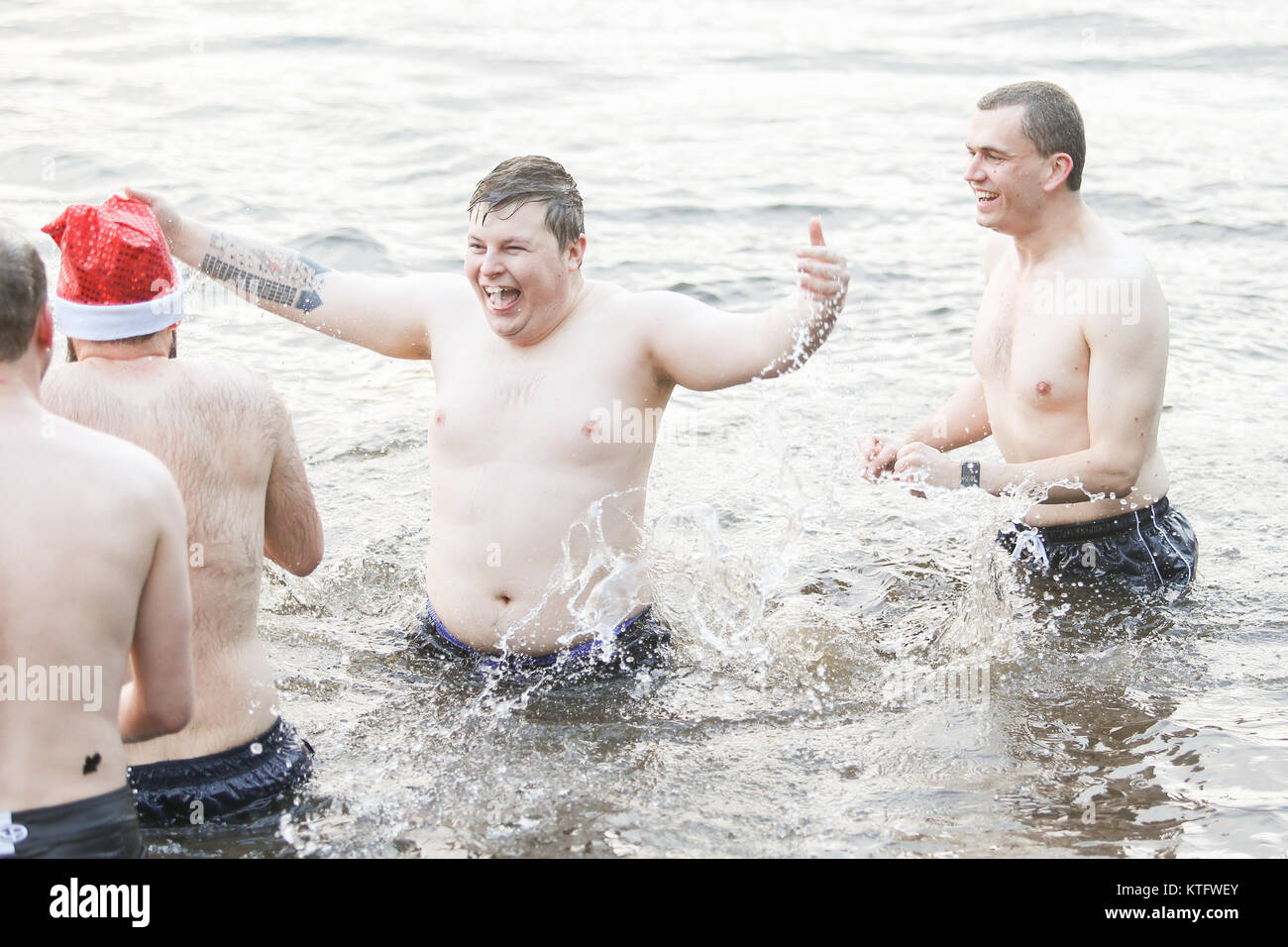 Sutton Coldfield, West Midlands, Royaume-Uni. 25 Décembre, 2017. Des dizaines de personnes pour le Jour de Noël traditionnel nager dans Blackroot extérieure, à Sutton Park, Sutton Coldfield. Banque D'Images