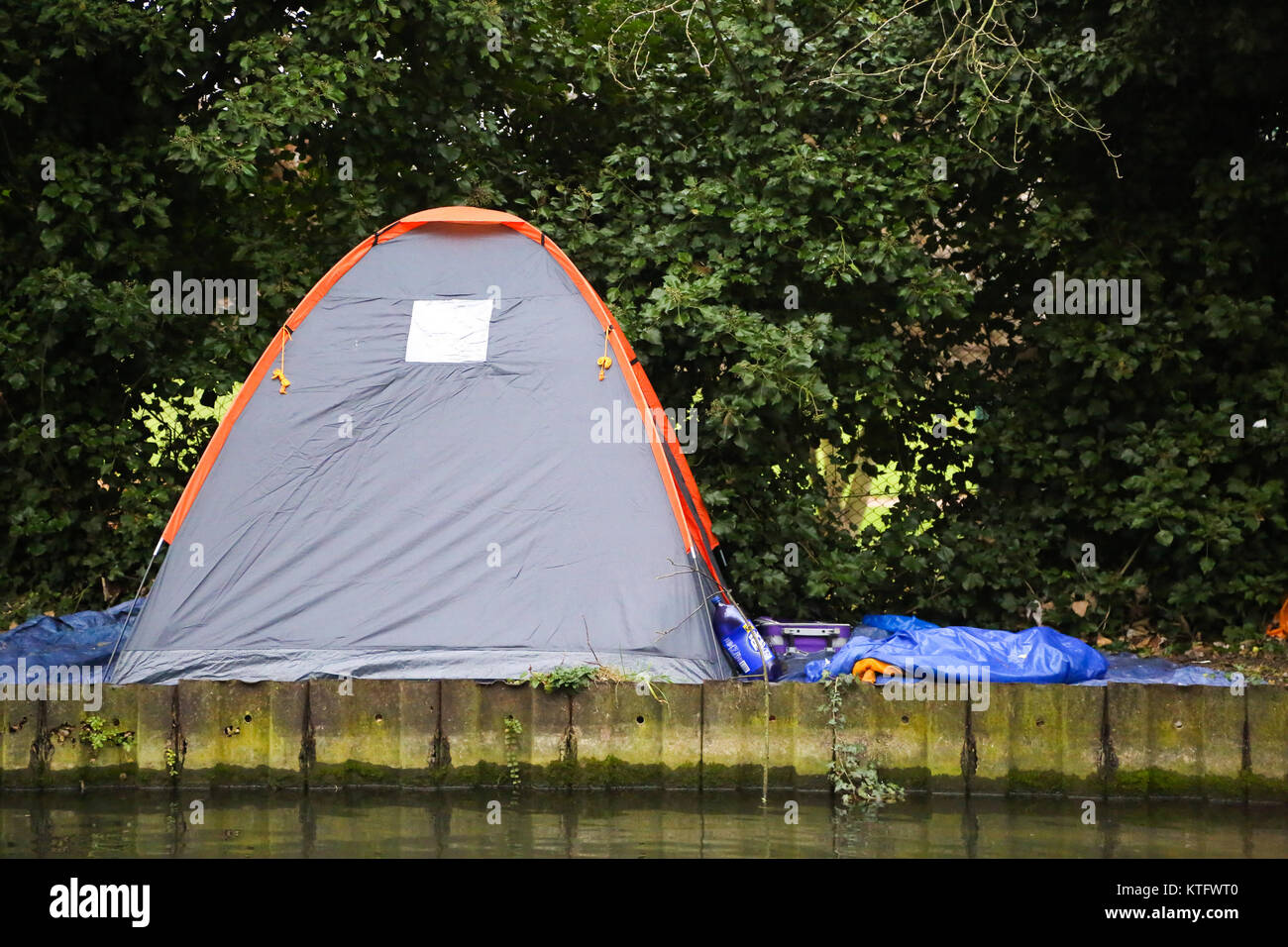 Au bord d'une tente Banque de photographies et d'images à haute résolution  - Page 5 - Alamy