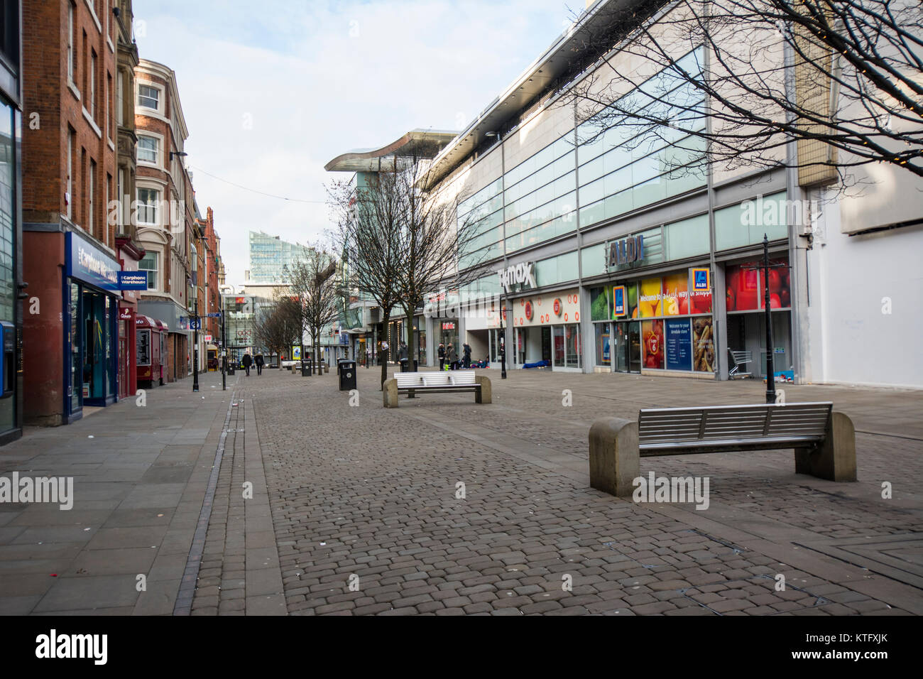 Manchester UK ; 25. Décembre 2017 : les habitants de la rue de Manchester à Manchester le jour de Noël. Un marché déserté Street dans le centre-ville de Manchester le jour de Noël avec les habitants de la rue à l'abri dans les portes. Généralement très commerçant. Des dizaines de sans-abri de la rue passer Noël Jour recroquevillé dans shop les portes. Plusieurs passants se sont arrêtés pour parler avec eux, certains propose du café et des aliments à partir de branches à proximité de Starbucks tandis qu'une mère et sa fille garé leur van dans Piccadilly pour distribuer des vêtements aux sans-abri à l'arrière de leur van. Banque D'Images