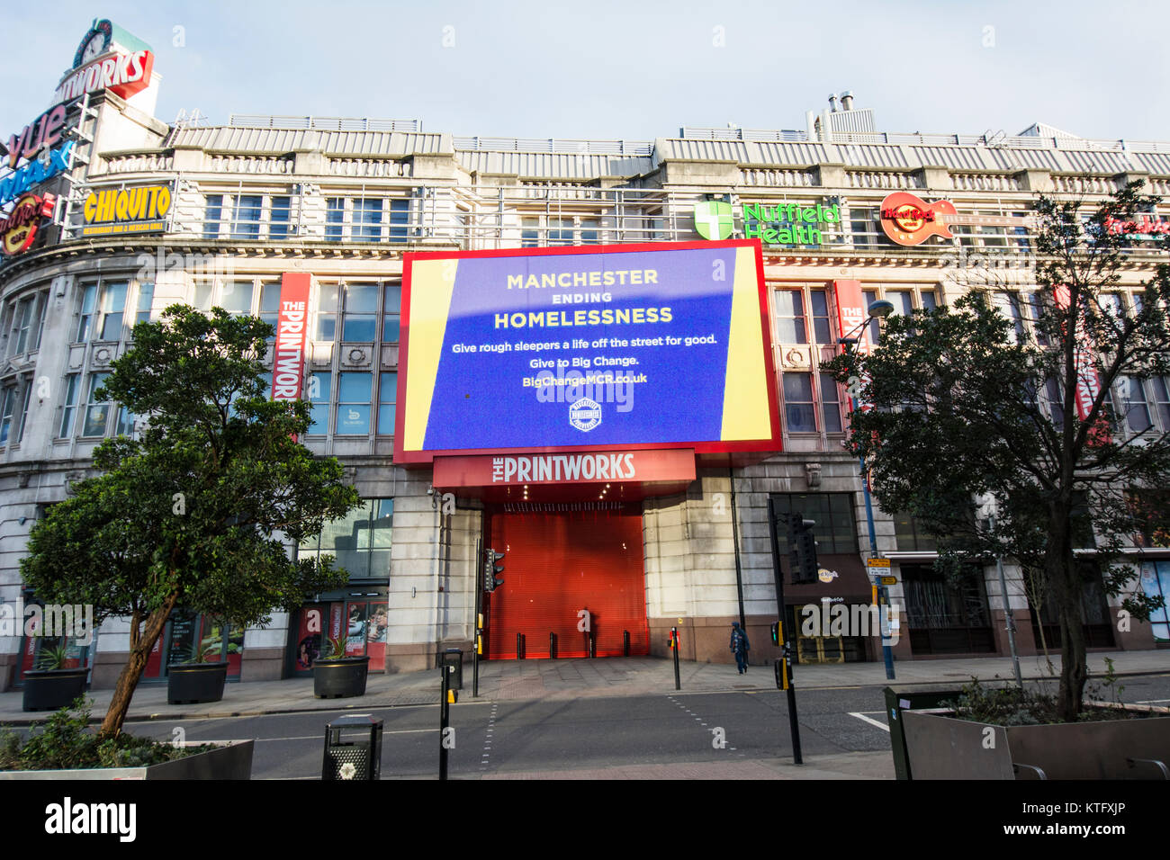 Manchester UK ; 25. Décembre 2017 : les habitants de la rue de Manchester à Manchester le jour de Noël. Un témoin lumineux sur le Printworks, anciennement bureaux du Manchester Guardian, la publicité que Manchester City Council plan pour faire face à la question des sans-abri dans la région de Manchester. Des dizaines de sans-abri de la rue passer Noël Jour recroquevillé dans shop les portes. Plusieurs passants se sont arrêtés pour parler avec eux, certains propose du café et des aliments à partir de branches à proximité de Starbucks tandis qu'une mère et sa fille garé leur van dans Piccadilly pour distribuer des vêtements aux sans-abri à l'arrière de leur van. Banque D'Images