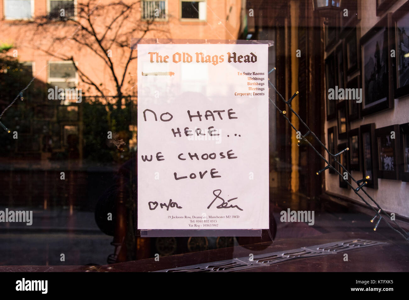 Manchester UK ; 25. Décembre 2017 : les habitants de la rue de Manchester à Manchester le jour de Noël. Des dizaines de sans-abri de la rue passer Noël Jour recroquevillé dans shop les portes. Plusieurs passants se sont arrêtés pour parler avec eux, certains propose du café et des aliments à partir de branches à proximité de Starbucks tandis qu'une mère et sa fille garé leur van dans Piccadilly pour distribuer des vêtements aux sans-abri à l'arrière de leur van. Inscrivez-vous dans la fenêtre de l'ancien Nags Head en ligne Jackson qui est pour les sans-abri le jour de Noël en leur offrant gratuitement un dîner de Noël. Crédit : Dave Ellison/Alamy Live News Banque D'Images